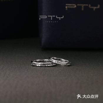 这款对戒的灵感来自于花中四君子竹