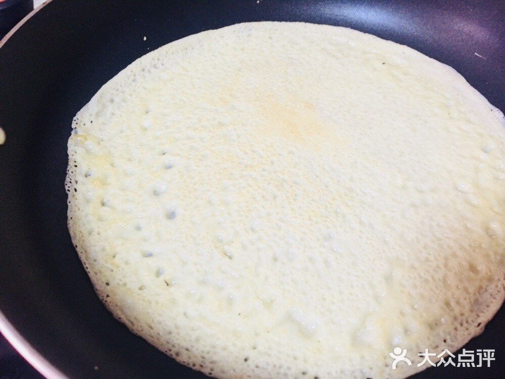 巧手美厨娘自制鸡蛋煎饼卷，一个不够卷两个