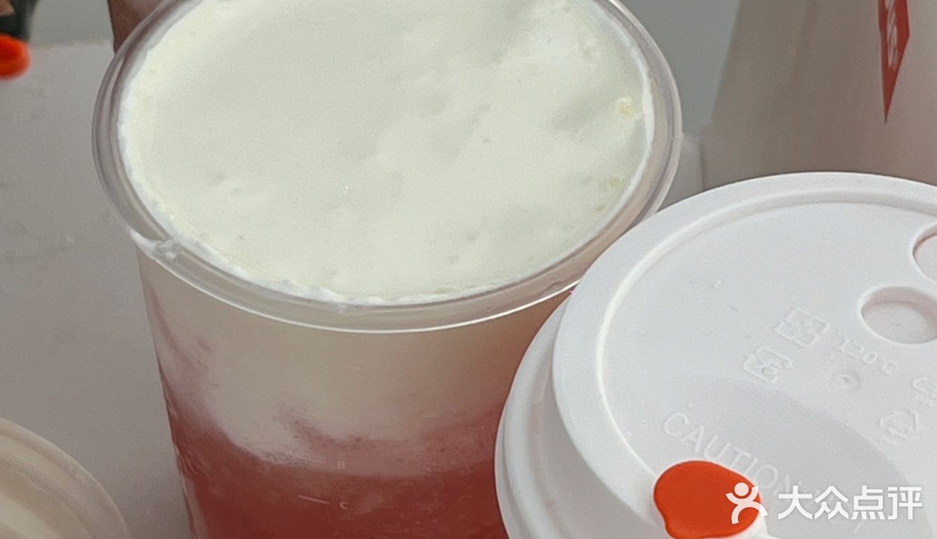 里面是水蜜桃+西瓜冰，一口下去满满西瓜+桃子味儿
