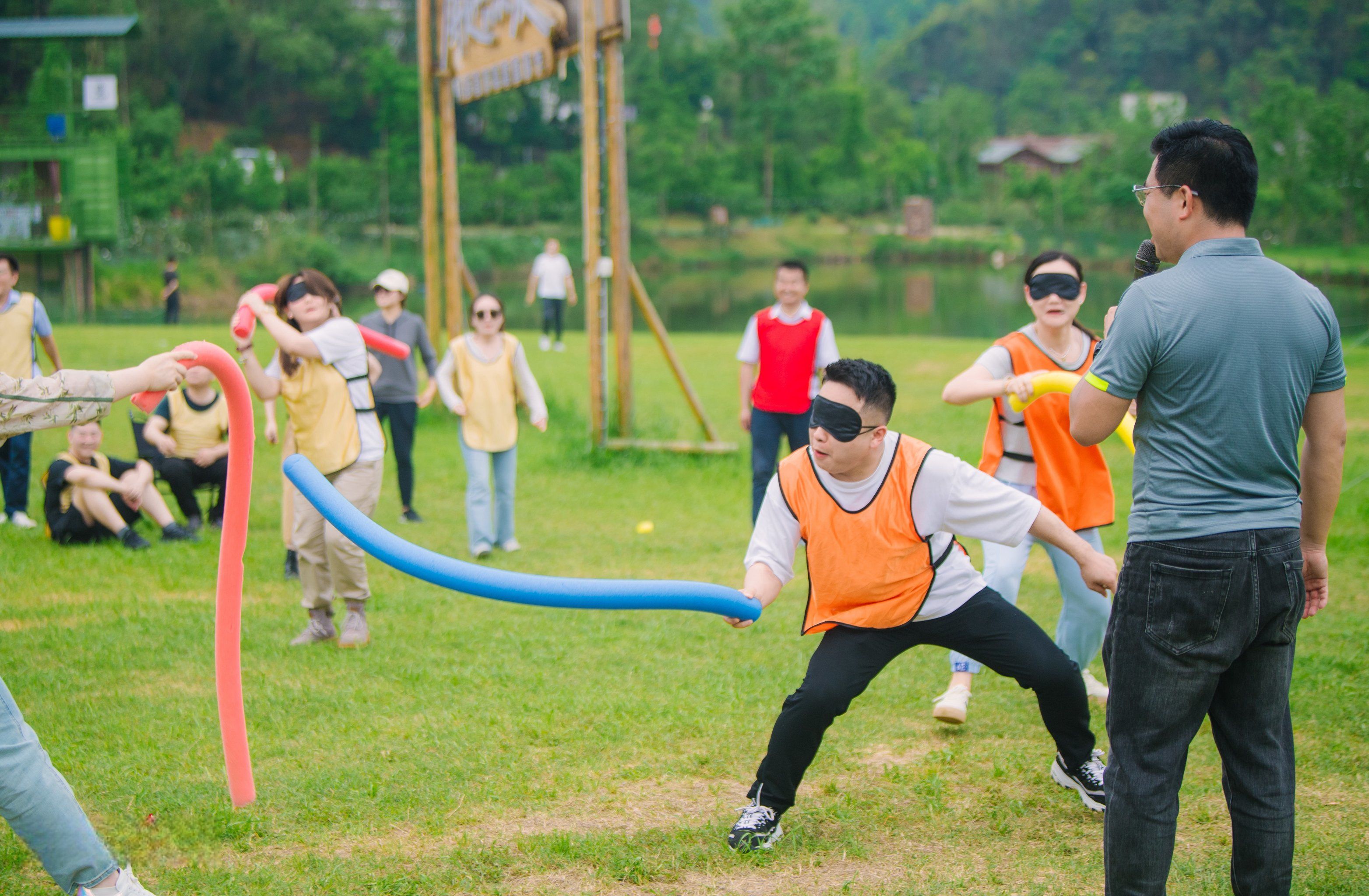 带我们玩了蒙眼互打,撕名牌等各个活动,单位同事都很满意#户外团建