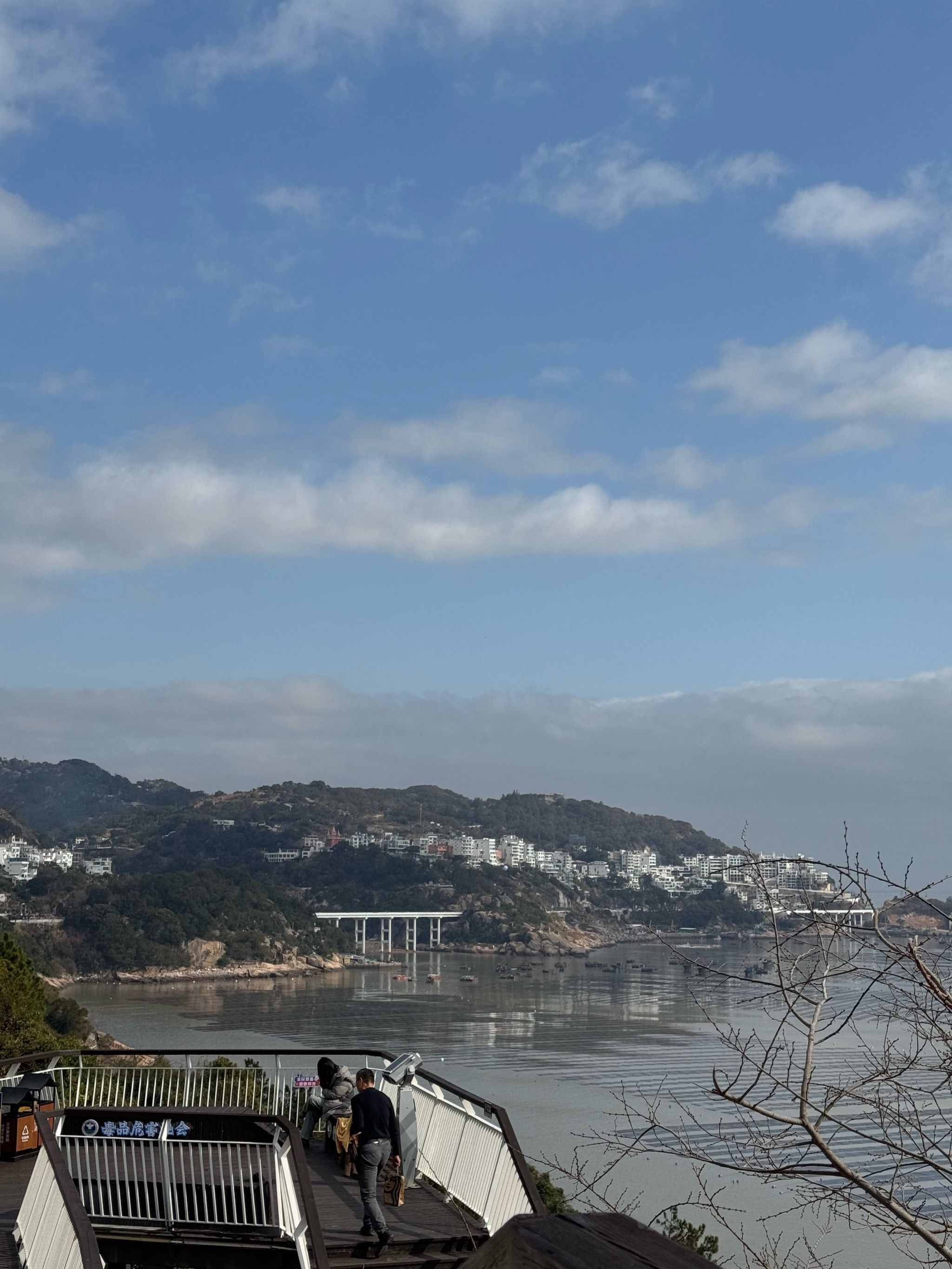 城市滨水区建造生态驳岸与亲水栈道选用天然石材与木材营建天然亲水体会。