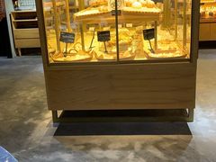 面包甜点陈列柜-啊噗吐呦现场烘焙(麦凯乐店)