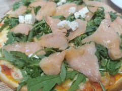 烟熏三文鱼双层芝士披萨-榖屋house of flour(张江首店)