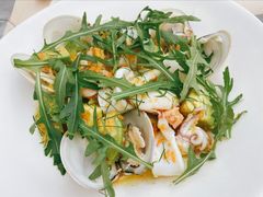 温热海鲜沙拉配牛油果-Mercato莫卡多露台餐厅与酒吧(K11店)