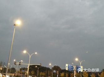 雨后初晴，东湖路别有一番风景 走在路上，灯慢慢慢慢亮