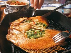 傣族香茅草烤罗非鱼-雀舞云南菜(天津天河城购物中心店)