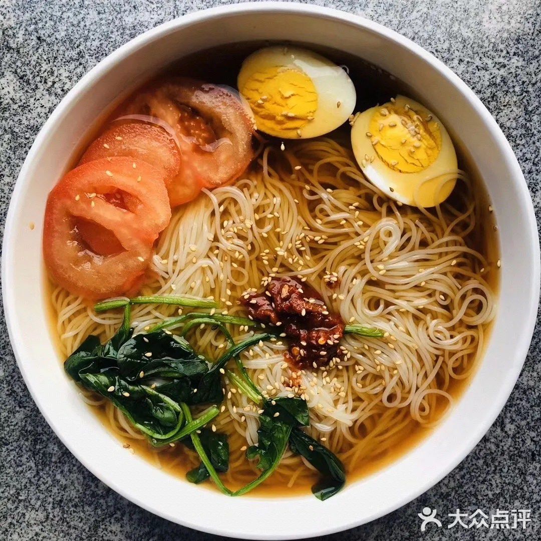 慢火煨煮 汤面在水中晕染散开