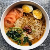 慢火煨煮 汤面在水中晕染散开