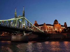 -多瑙河畔鞋履雕塑