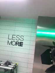 -LESSMORE科技头皮理容中心