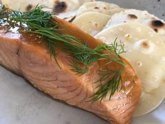 烟熏三文鱼配烤饺子皮和芥末籽酱-BOR Eatery(安福路店)