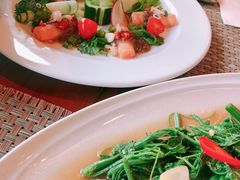 -Chom Cafe and Restaurant