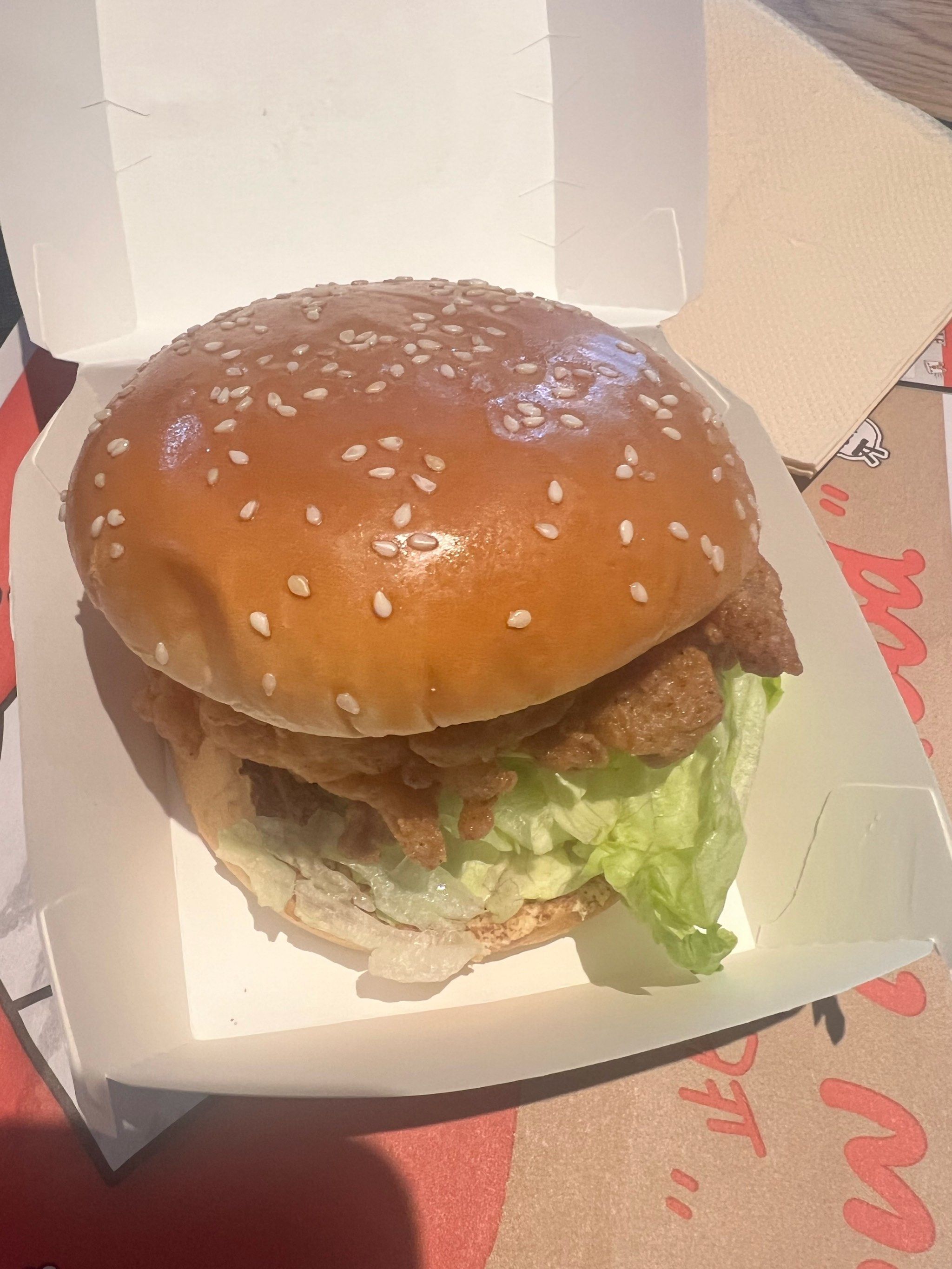 面包用的就是香辣鸡腿堡的面包,然后中间加了一个去骨的原味鸡还有几