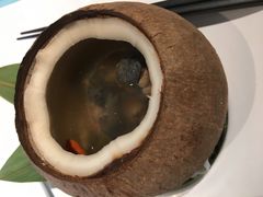原汁椰子炖乌鸡-汤城小厨•粤菜•靓汤(金宝街店)