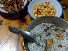 上面4盘是小菜，下面是油茶汤-张关合渣(航空大道店)