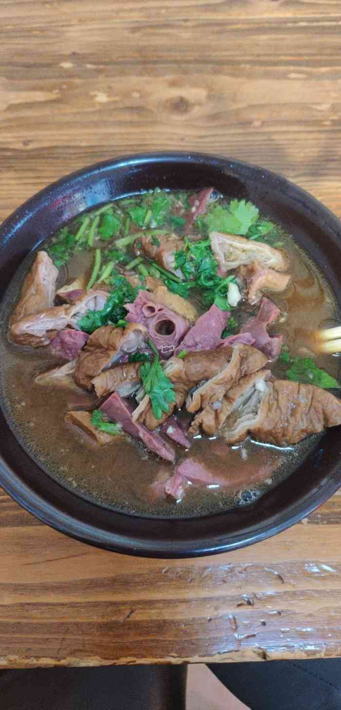 老六门框百年卤煮(六爷传承私房老店)-"陪朋友在前门转,找了这家卤煮