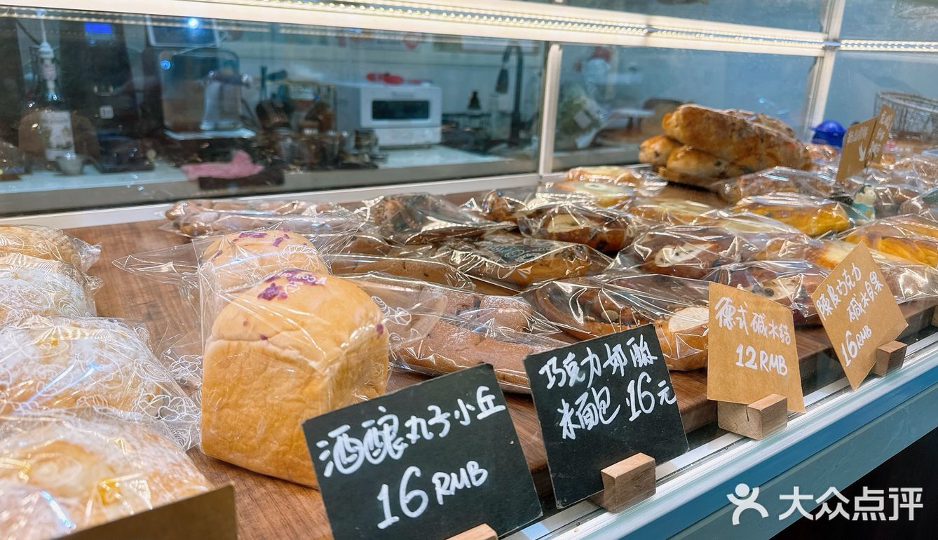 快乐老家从虹口老店爱到新店。作为碳水深度爱好者