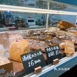 快乐老家从虹口老店爱到新店。作为碳水深度爱好者