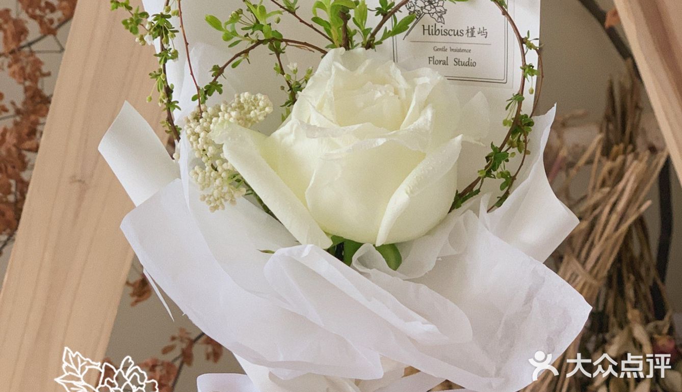 白色情人节的单枝小花束