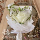 白色情人节的单枝小花束