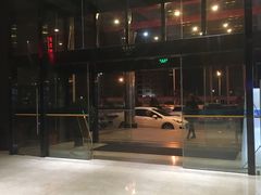 大堂门口，抬头看就找到了-厦门蓝湾半岛酒店