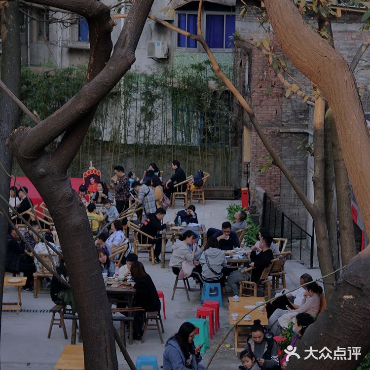 游人如织山城巷