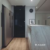 　　原本的一个次卧被拆除，将客厅场域扩展出一部分