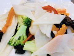 五彩山药炒松茸-烤肉季饭庄