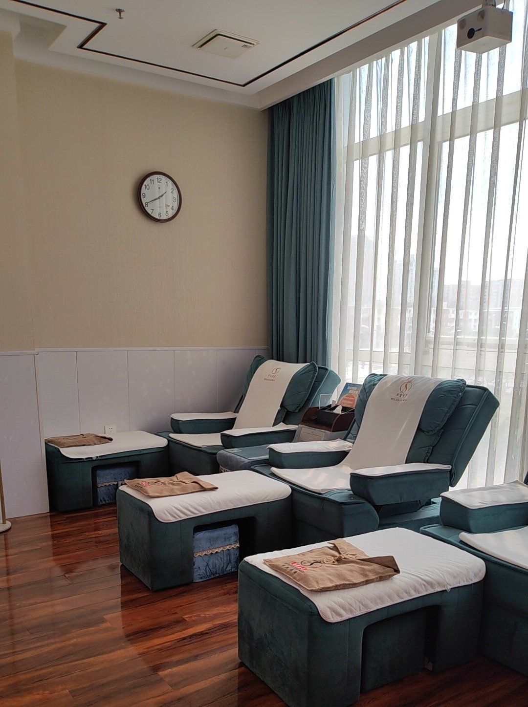 这家足疗店环境优雅舒适,一进门就让人感到