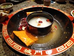菌汤鸳鸯锅-椒香城门口重庆老火锅(宝安固戍店)