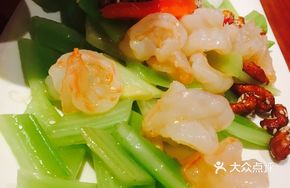 Cashew Shrimp Stir-Fried with Celery
