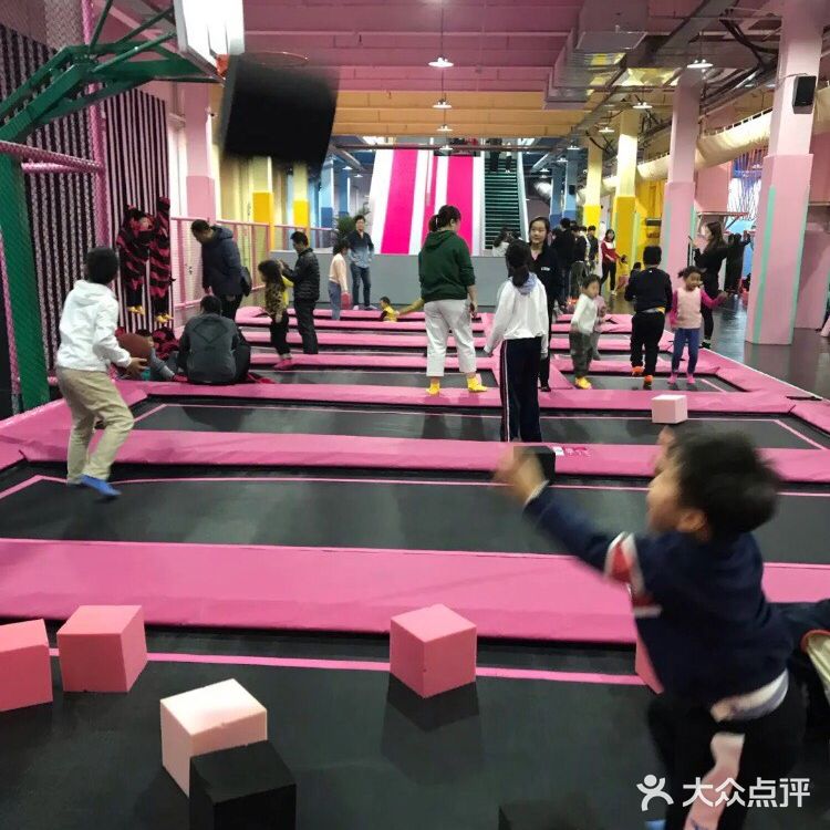 电量爆棚的娃娃早就该出门溜溜，放个电