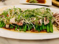 高温沸腾葱丝酱油灼爽脆红鱿-港丽餐厅(高德置地店)