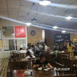 老板和服务员都忙不过来，一路小跑，可见生意兴隆