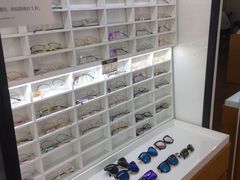 -视野联行眼镜•蔡司•依视路(温江店)