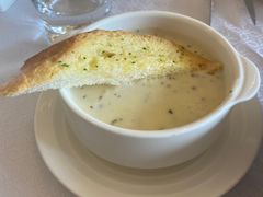 奶油蘑菇汤配香蒜面包-弘雅饭店