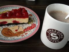 樱桃蛋糕&nbsp;热可可-新沙洞咖啡(泉乐坊店)