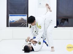 -菠萝格斗巴西柔术训练馆