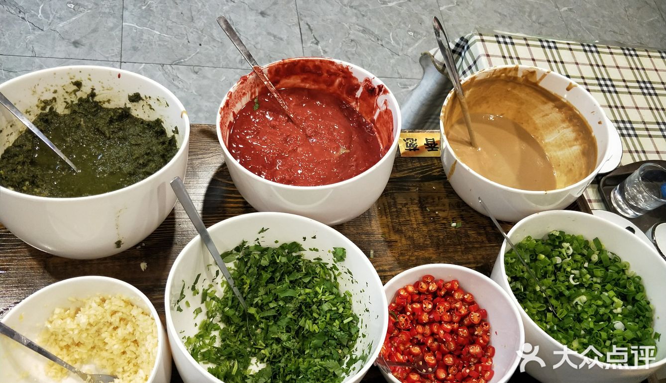 鲜鸭血和腊肠很好吃，那个胶原牛肉很有特点