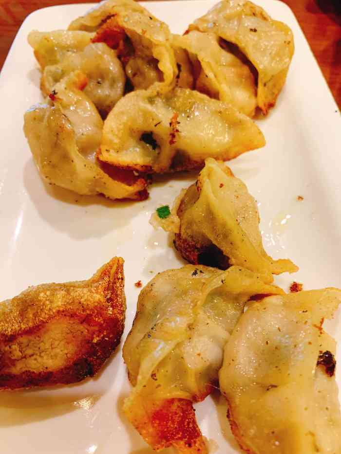 五马街老锅贴(印象南塘店)-"晚上十一点左右去的,店还没打烊.