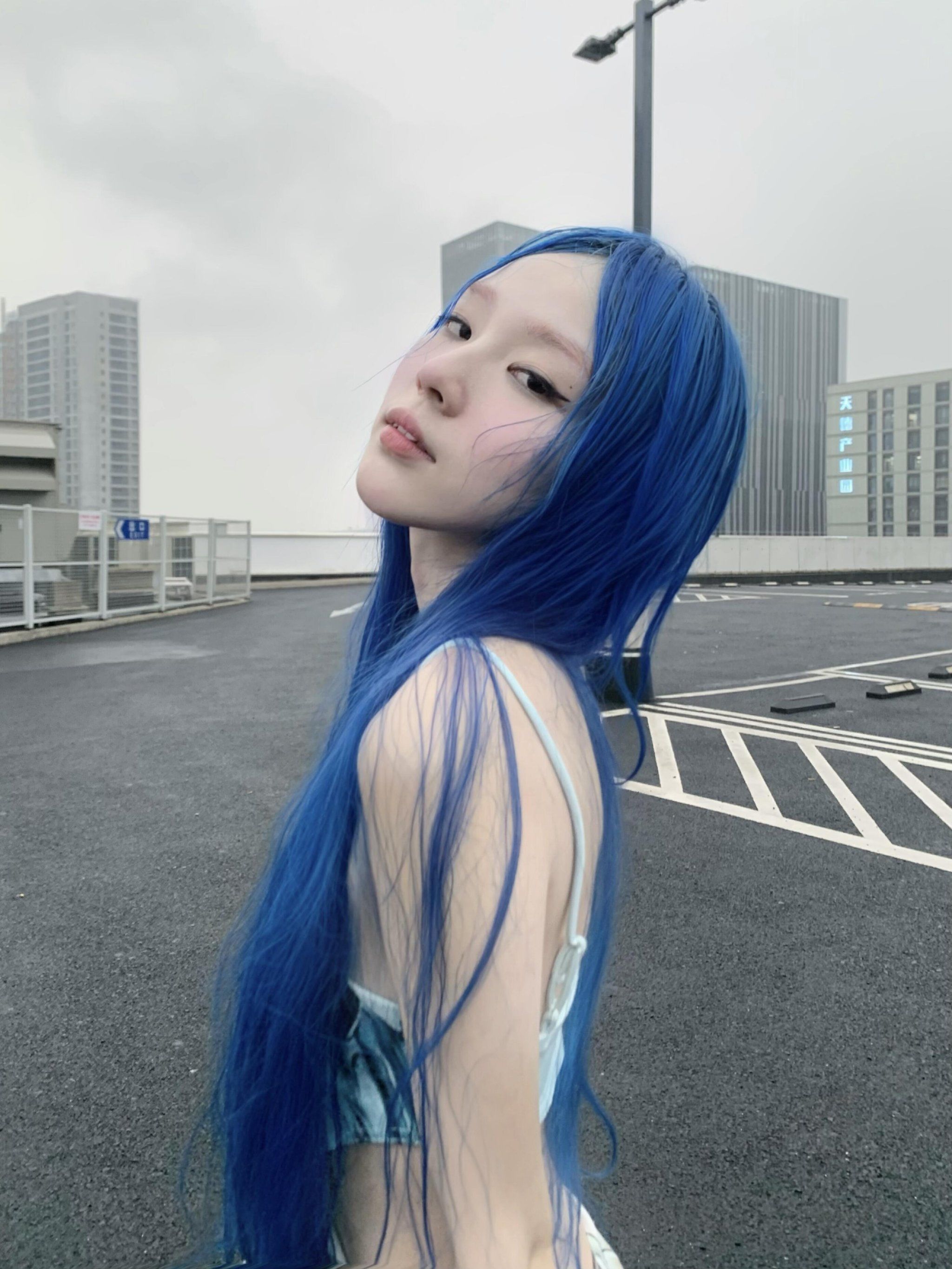 雾霾蓝发色,高冷小姐姐必备