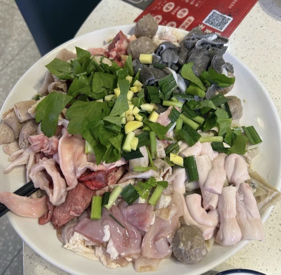 当天新鲜牛杂生料混搭是这家店的招牌菜