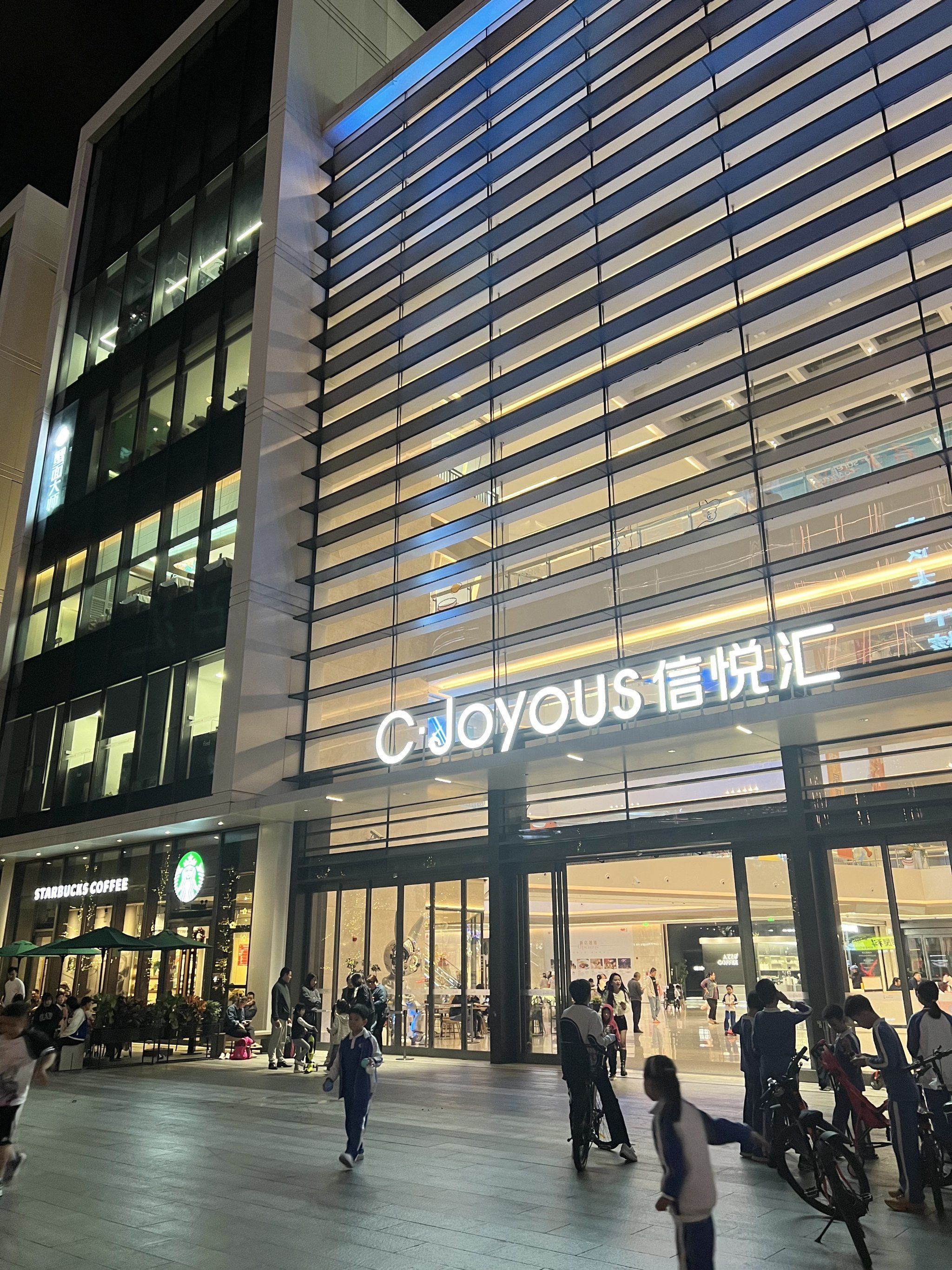 这个华强北新商场工作日有点空荡荡诶