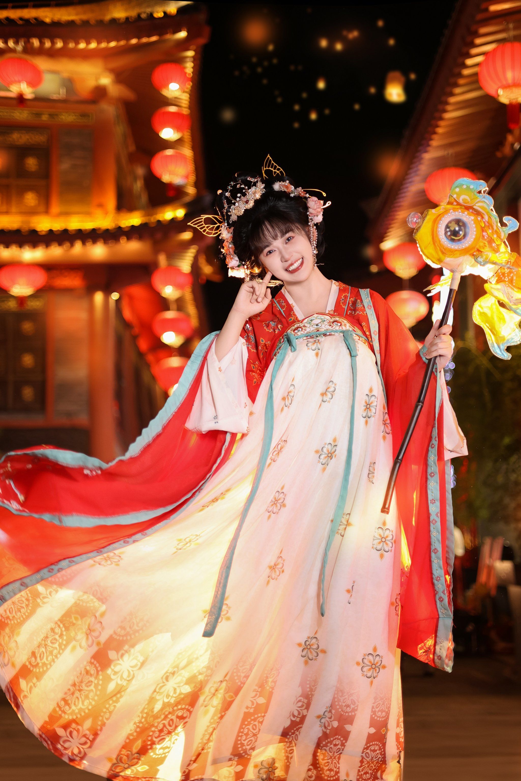 倩兮,美目盼兮,素以为绚兮#西安汉服妆造#相约古城夜景#拾光锦汉服