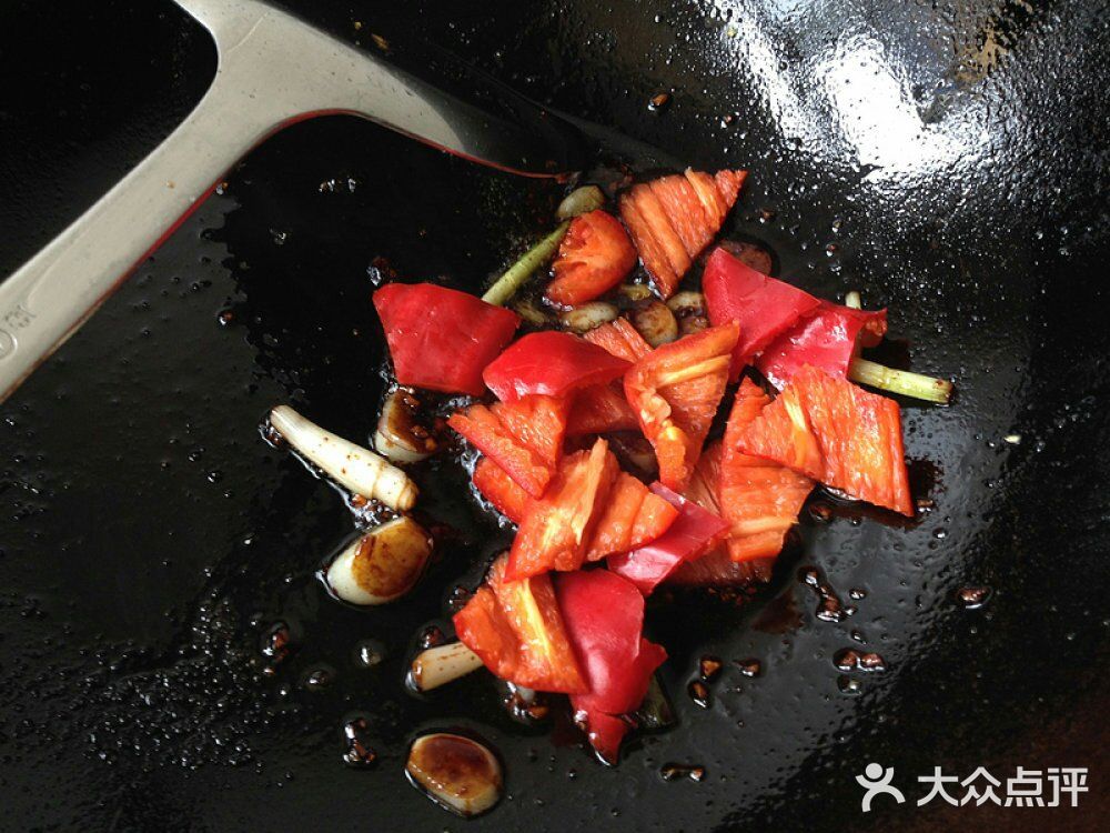 茄子去蒂洗净后用毛巾擦干水分