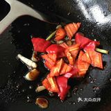 茄子去蒂洗净后用毛巾擦干水分