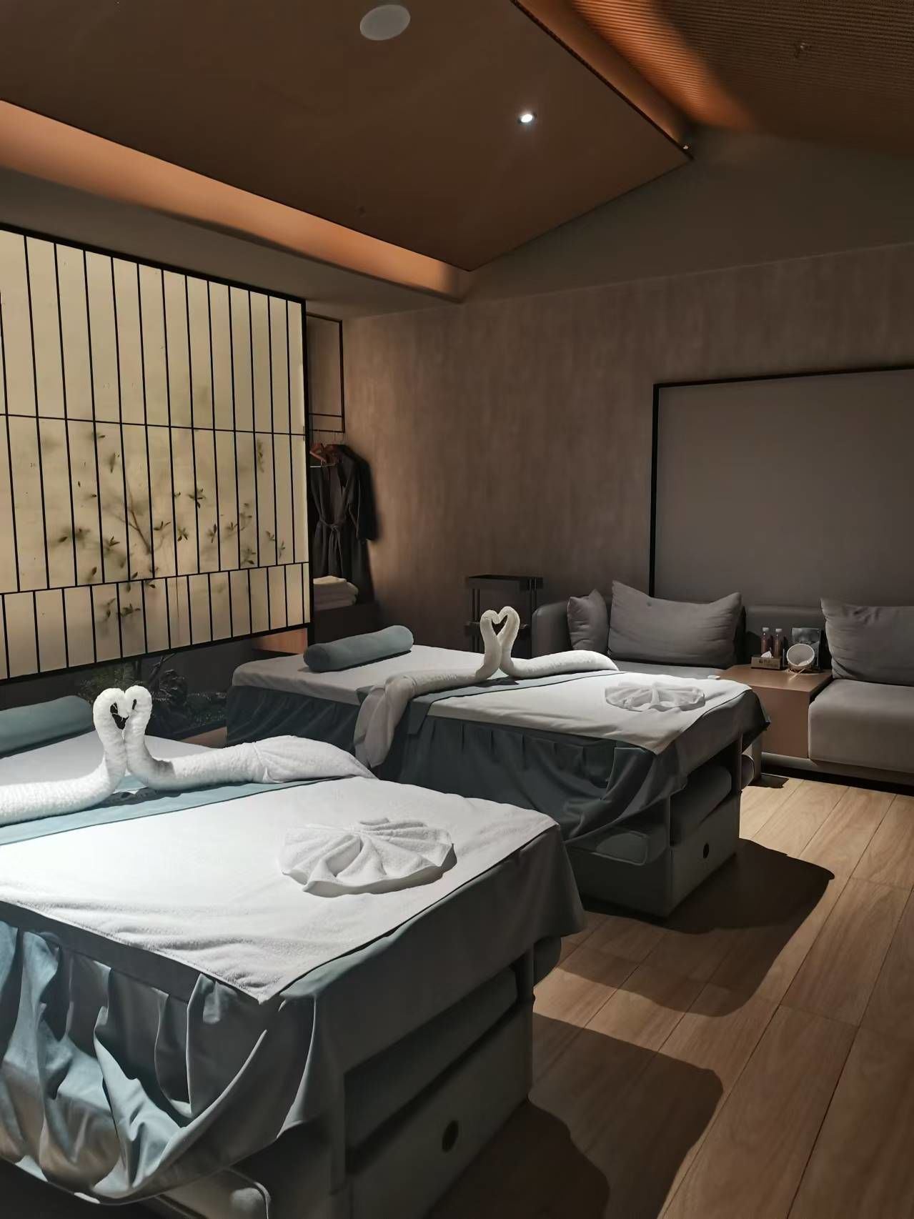 指隐足浴店内环境优美,房间干净整洁,从客