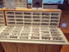 -MiRi眼镜连锁·蔡司·尼康控优点合作店(莘庄店)