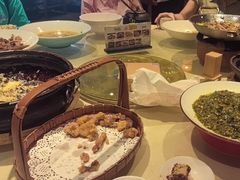-帅巴人舅母子腊蹄民俗村