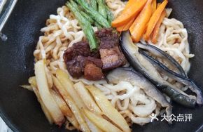 Braised Pork and Noodles in Iron Pot